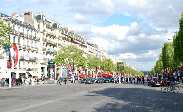 Paris Champs Elysees crossing (www.free-city-guides.com)
