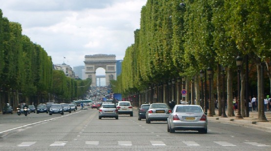 Paris Champs Elysees distant (www.free-city-guides.com) Paris Champs Elysees