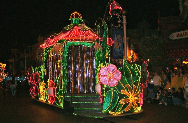 Disneyland Paris Night Parade (www.free-city-guides.com)