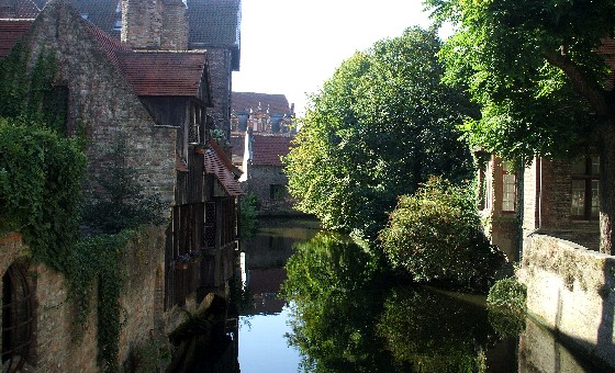 Bruges Canal reflection (www.free-city-guides.com)