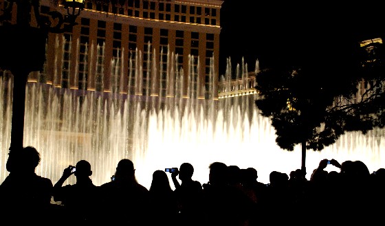 Las Vegas Bellagio Fountains crowd (www.free-city-guides.com)