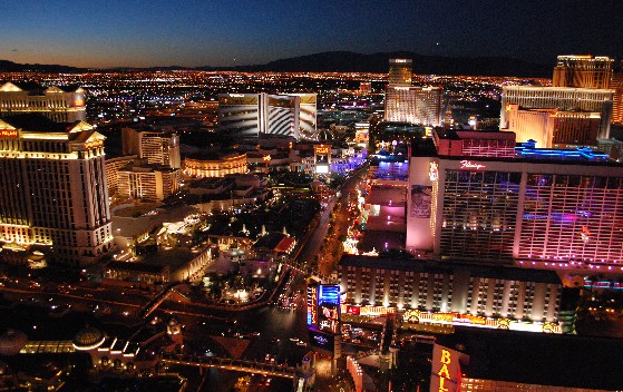 Las Vegas at night (www.free-city-guides.com)