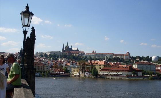 Prague Castle, River and Chalres Bridge (www.free-city-guides.com)