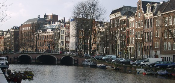 Amsterdam canal (www.free-city-guides.com)