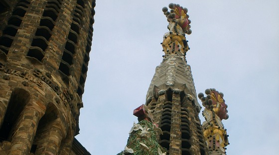 Barcelona Sagrada Familia tower tops from the side (www.free-city-guides.com)