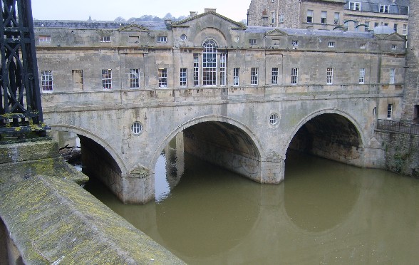 Pulteney Bridge daytime (www.free-city-guides.com)