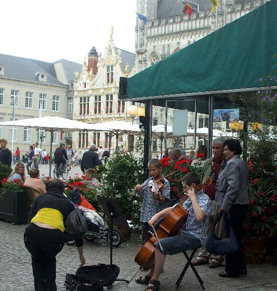 Bruges Burg Square Musicians (www.free-city-guides.com)