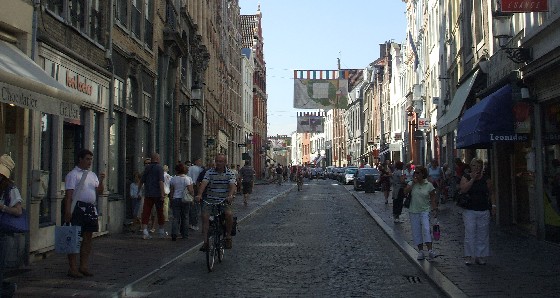 Bruges Cobbled Street (www.free-city-guides.com)