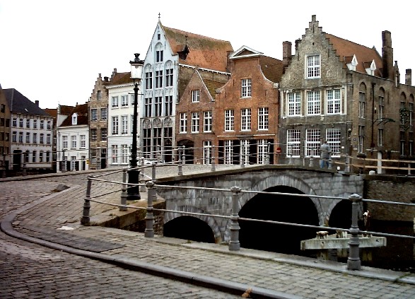 Bruges street (www.free-city-guides.com)