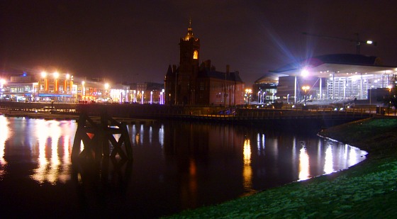 Cardiff Bay at night (www.free-city-guides.com)