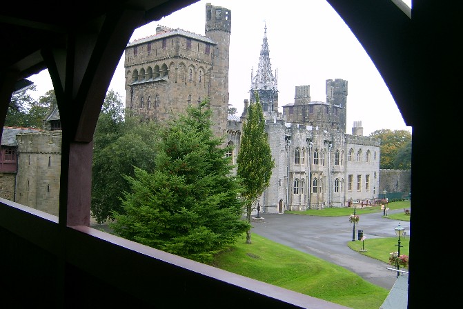 Cardiff Castle rampart view (www.free-city-guides.com)