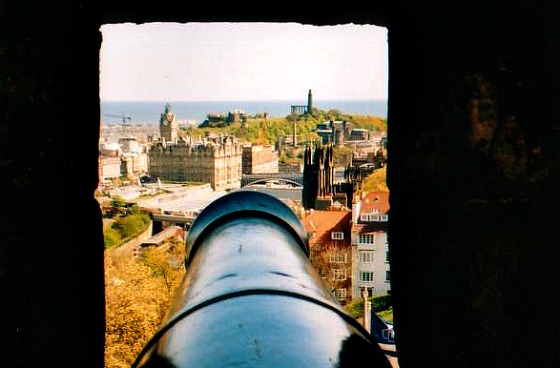 Edinburgh Castle Cannon View (www.free-city-guides.com) Edinburgh Castle Cannon View (www.free-city-guides.com)