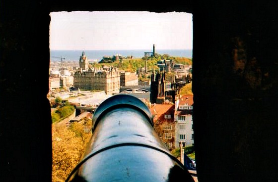 Edinburgh Castle Cannon View (www.free-city-guides.com)