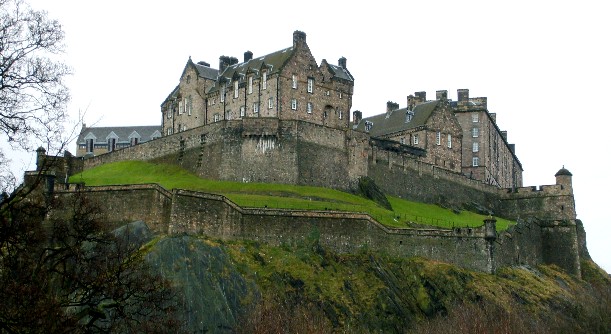 Edinburgh Castle from Princes Street (www.free-city-guides.com)