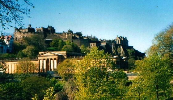 Edinburgh National Gallery and Castle in Summer (www.free-city-guides.com)