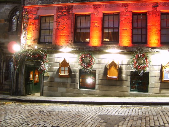 Edinburgh Royal Mile Witchery (www.free-city-guides.com)