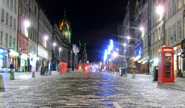 Edinburgh Royal Mile at night (www.free-city-guides.com)