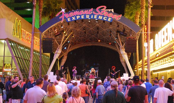 Las Vegas Fremont Street Experience stage (www.free-city-guides.com) Las Vegas Freemont Street Experience stage (www.free-city-guides.com)