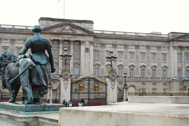 London Buckingham Palace front with statue