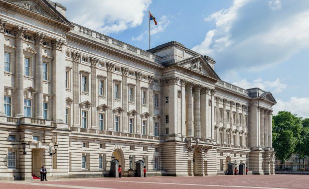 London Buckingham Palace sunshine