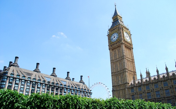 London Houses of Parliament and Portcullis House (www.free-city-guides.com)