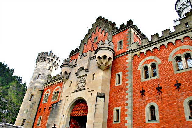 neuschwanstein-castle-gatehouse