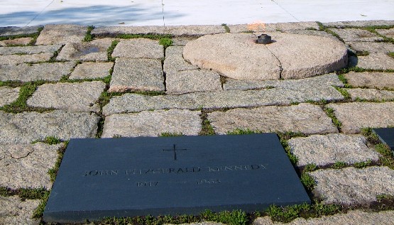 Arlington Cemetery John F Kennedy Grave and eternal flame (www.free-city-guides.com)