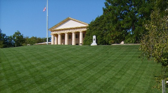 Arlington Cemetery Memorial building (www.free-city-guides.com)