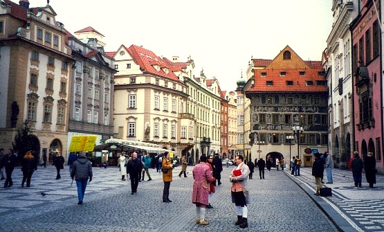 Prague old town square people walking (www.free-city-guides.com)