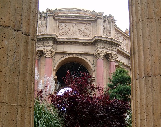 San Francisco Palace of Fine Arts columns (www.free-city-guides.com)