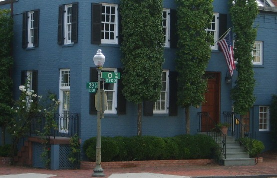 Washington Georgetown blue house close up (www.free-city-guides.com)