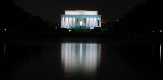 Washington Lincoln Memorial at night (www.free-city-guides.com)