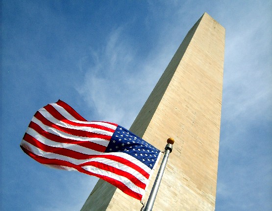 Washington Monument and flag (www.free-city-guides.com)