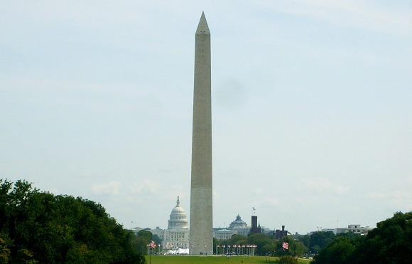 Washington Monument from Lincoln Memorial (www.free-city-guides.com)