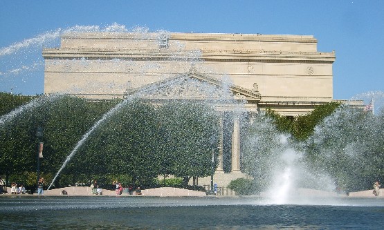 Washington National Archives and fountain (www.free-city-guides.com)