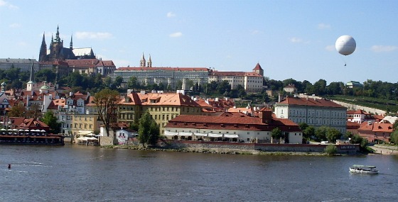 Prague Castle from across the river (www.free-city-guides.com)