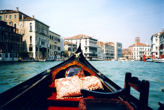 Venice Gondola on the Grand Canal (www.free-city-guides.com)