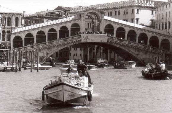 Venice Rialto Bridge B&W (www.free-city-guides.com)