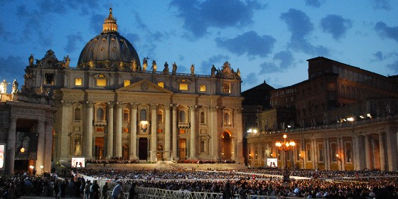 Rome St Peters Basilica at night (www.free-city-guides.com)