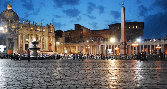 Rome St Peters Square at night (www.free-city-guides.com)