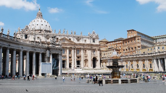 Rome St Peters Square daytime (www.free-city-guides.com)