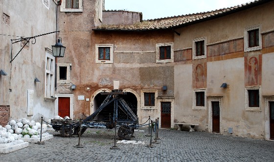 Rome Castel Sant Angelo Courtyard (www.free-city-guides.com)