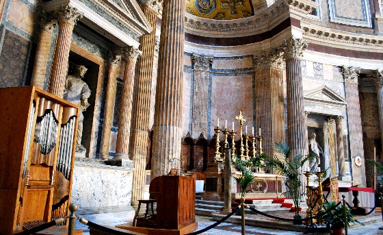 Rome Pantheon Altar (www.free-city-guides.com)