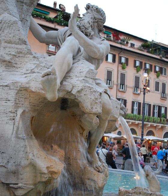 Rome Piazza Navona fountain close (www.free-city-guides.com)