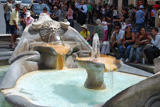 Rome Piazza di Spagna wate feature (www.free-city-guides.com) Rome Piazza di Spagna wate feature (www.free-city-guides.com)