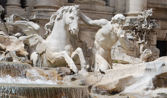 Rome Trevi Fountain close (www.free-city-guides.com)