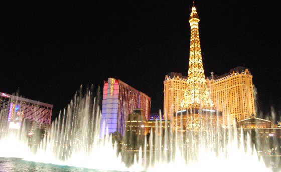 Las Vegas Bellagio Fountains at night with Paris (www.free-city-guides.com)