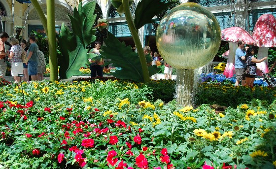 Las Vegas Bellagio Indoor Garden 2010 (www.free-city-guides.com)