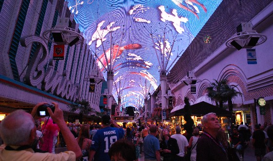 Las Vegas Freemont Street American Pie show (www.free-city-guides.com)