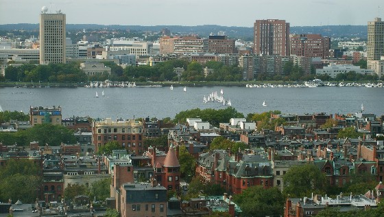 Boston Charles River with boats (www.free-city-guides.com)